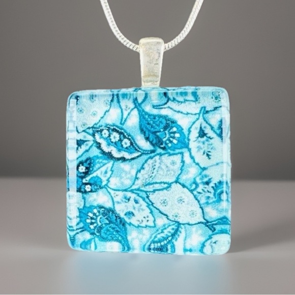 Jewelry - Beautiful, retro vintage blues silvertone bale pendant necklace
